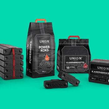 3D Produktvisualisierung zeigt schwarze Verpackungen von Holzkohlesäcken der Marke UNION